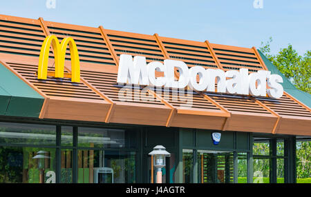 En dehors d'un petit fast-food McDonald's au Royaume-Uni. Banque D'Images