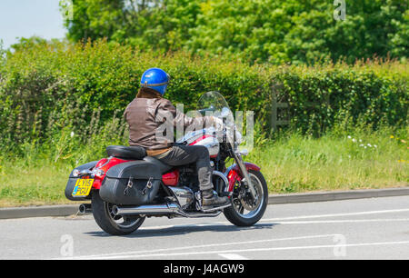 Triumph Thunderbird moto commandant équipé de sacoches en cuir. Man riding un triomphe moto équipée d'un écran de tournée. Banque D'Images