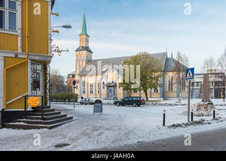 La Cathédrale de Tromsø (1861), dans le style néo-gothique, est la seule cathédrale en bois de Norvège. Banque D'Images