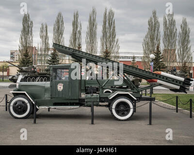 Lance-roquettes Katioucha montées sur un camion BM8 Banque D'Images