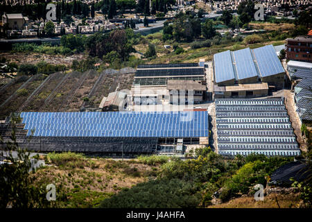 Les émissions et l'usine de panneaux solaires sur le toit Banque D'Images