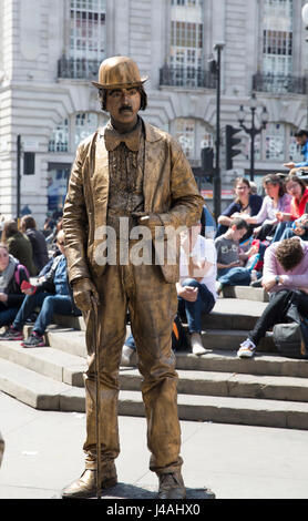 Une statue en or peint la vie est par l'Eros statue , un monument à Piccadilly Circus Londres Banque D'Images