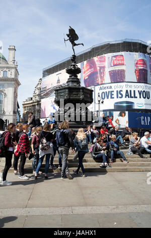 Les foules par Eros statue , un monument à Piccadilly Circus Londres Banque D'Images