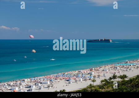 Miami Beach avec le parapente et un bateau Banque D'Images