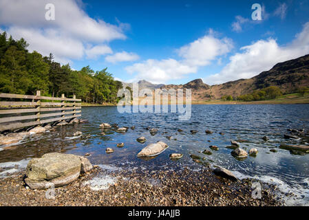 Belle journée de Blea Tarn dans le Lake District, Cumbria England UK Banque D'Images