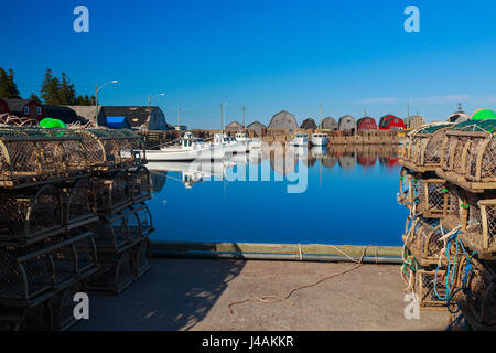 Bateaux de pêche commerciale à un quai dans les régions rurales de l'Île du Prince-Édouard, Canada. Banque D'Images