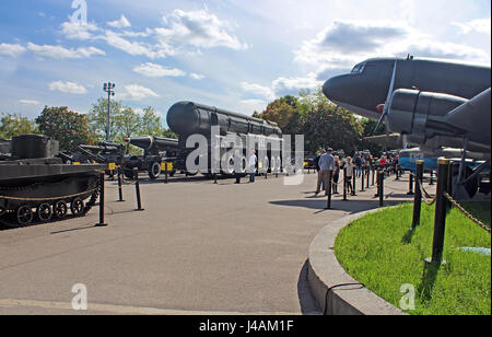 Kiev, UKRAINE - le 16 mai 2015 : personnes non identifiées dans l'État ukrainien Musée de la Grande Guerre Patriotique avec des avions Banque D'Images