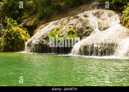 La cascade, dans Scambray Nicho montagne. La province de Cienfuegos, Cuba. El Nicho Cascades fait partie de l'Collantes Parc Naturel. Banque D'Images