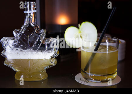 Un whisky sour cocktail servi avec sirop d'érable à l'hôtel Fairmont de Vancouver, Canada. Banque D'Images