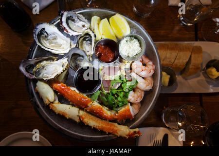 Un plateau de fruits de mer de produits locaux servis dans la région de Vancouver, Canada. La nourriture est d'origine locale Banque D'Images