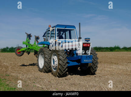 Roadless 120 Tracteur avec charrue Banque D'Images