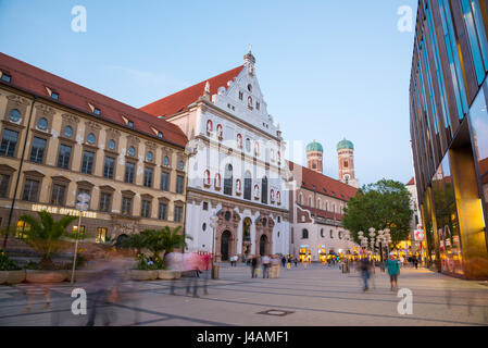 Munich, Allemagne - le 6 juin 2016 : Neuhauser Strasse à Munich au coucher du soleil, Allemagne Banque D'Images