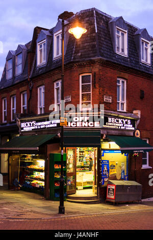 'Becky' Off Licence, marchand de journaux et un dépanneur, une boutique d'angle traditionnel à Islington, au nord de Londres, au Royaume-Uni, la nuit Banque D'Images