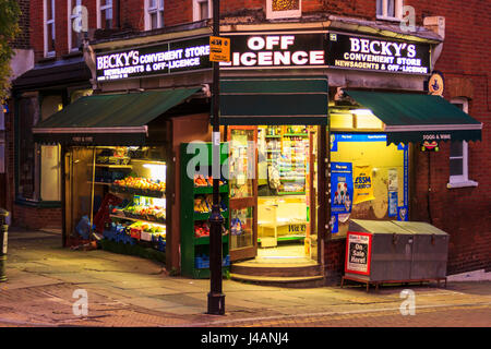 'Becky' Off Licence, marchand de journaux et un dépanneur, une boutique d'angle traditionnel à Islington, au nord de Londres, au Royaume-Uni, la nuit Banque D'Images
