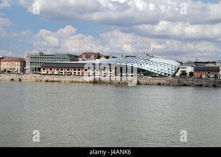 L'heure de l'immeuble (appelé officieusement la baleine ou Balna bâtiment), un centre commercial moderne, culturel et de divertissement de la ville, vue sur la rivière Danube Banque D'Images