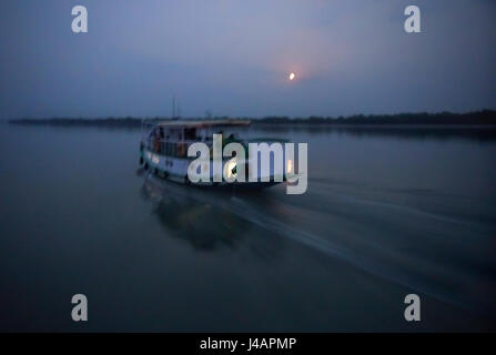 Bateaux de touristes, le parc national des Sundarbans, célèbre pour ses tigre du Bengale au Bangladesh Banque D'Images