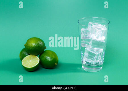 Juicy limes sur fond vert. Banque D'Images