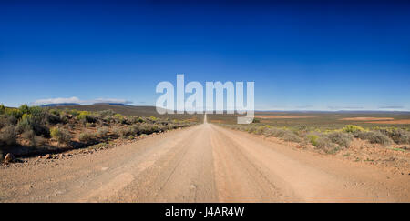 Un chemin de terre mène à travers le désert dans la province de Northern Cape, Afrique du Sud Banque D'Images