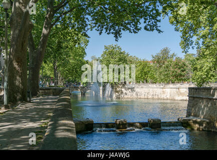 Les Quais de la fontaine à Nimes en France Banque D'Images