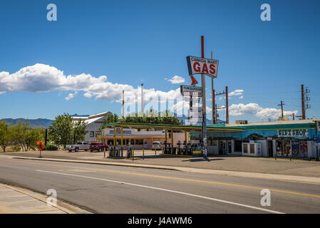 KINGMAN, Arizona, USA - Mai 19, 2016 : Canada Mart et cadeaux de gaz sur l'historique Route 66. Cette station d'essence avec une boutique de cadeaux est un célèbre arrêt sur la route 66 en Banque D'Images