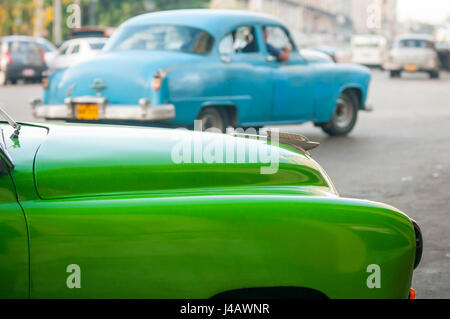 - La Havane, juin 2011 : voitures américaines vintage peint de couleurs vives, servant comme taxis travailler les rues de Centro. Banque D'Images