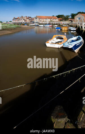 Bateaux amarrés dans le port de Blakeney à Norfolk Banque D'Images