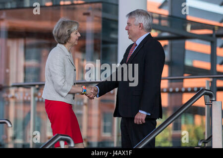 CARDIFF, WALES, UK, le 18 juillet 2016 : Premier Ministre Theresa May est accueilli par Premier Ministre du Pays de Galles Carwyn Jones qu'elle visite l'Assemblée nationale f Banque D'Images