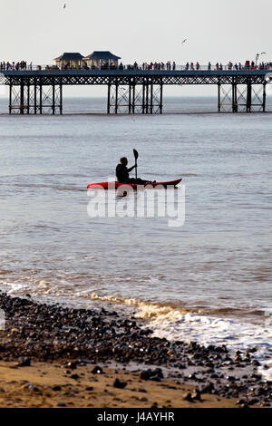 Jetée de Cromer sur la côte nord du comté de Norfolk England UK construit en 1902 avec l'homme dans le kayak en premier plan Banque D'Images