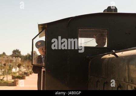 Aydin - Turquie - 25 mars 2017 : Célèbre Gidi Gidi obsolètes, meubles anciens et ses conducteurs de train de poser. Banque D'Images