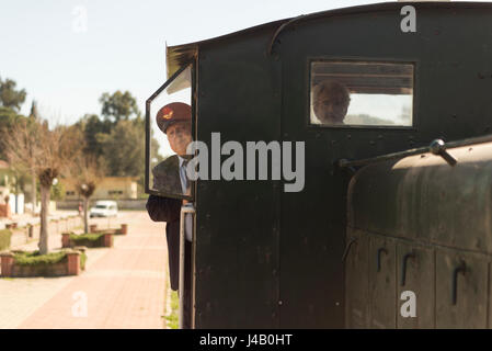 Aydin - Turquie - 25 mars 2017 : Célèbre Gidi Gidi obsolètes, meubles anciens et ses conducteurs de train de poser. Banque D'Images