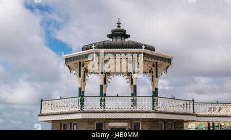 Vue de la Victorian kiosque près de la plage de Brighton et Hove Banque D'Images
