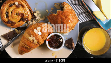 Vue d'en haut d'un petit-déjeuner composé de viennoiseries françaises, de jus d'orange et café Banque D'Images