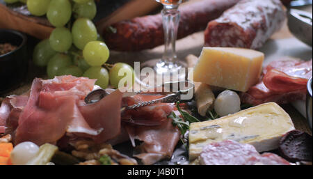 Vue rapprochée d'un plat de viande (charcuterie) : jambon, salami et fromage Banque D'Images