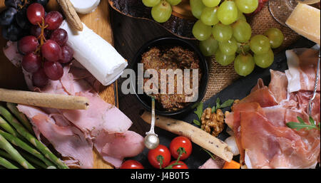 Vue d'en haut d'un plateau de charcuterie (viande séchée) : jambon, salami et fromage Banque D'Images