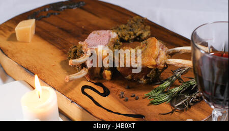 Vue d'un rack d'agneau avec sauce à la menthe en croûte Banque D'Images