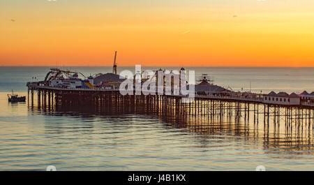 Vue sur la jetée de Brighton au coucher du soleil, au sud de l'Angleterre Banque D'Images