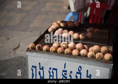 La rue de la nourriture traditionnelle de balut (de l'embryon d'oiseaux bouillis dans leur coquille !) vendu route, Phnom Penh, Cambodge Banque D'Images