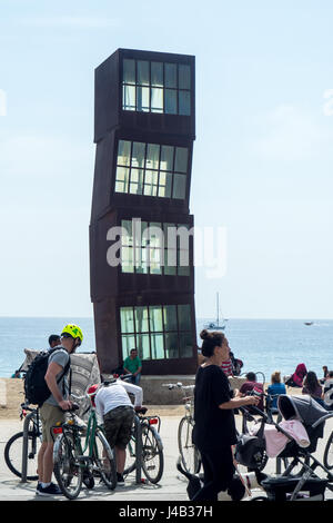 Sculpture en acier, La Estrella Herida ou l'Estel Ferit, par Rebecca Horn sur la plage de la Barceloneta, Barcelone, Espagne. Banque D'Images