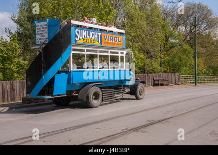 Un vieux blue bus transportant des passagers autour de Beamish Museum,Angleterre,UK Banque D'Images