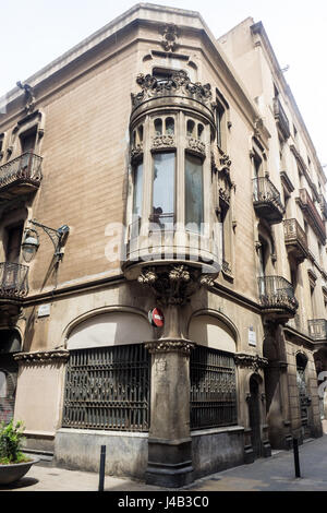 Fenêtre d'angle ornés sur un premier étage appartement dans le quartier gothique, Barcelone, Espagne. Banque D'Images