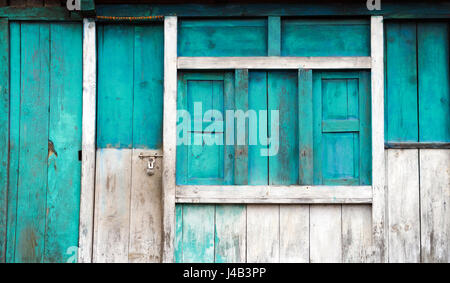 Façade en bois coloré d'une simple chambre à Temang, région de l'Annapurna au Népal,. Banque D'Images