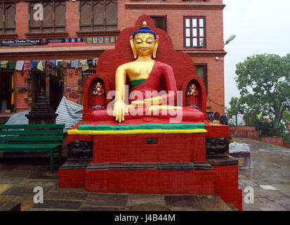 Statue de Bouddha coloré au Temple de Swayambhunath (Monkey), Katmandou, Népal. Banque D'Images