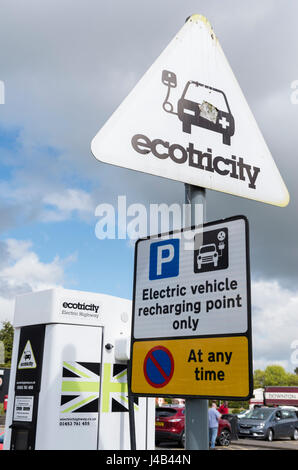 Ecotricity signe à une voiture électrique point de recharge du véhicule / dans une station-service au Royaume-Uni Banque D'Images