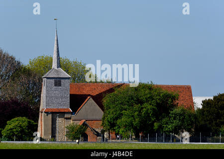 St. Laurence and All Saints Church à Eastwood, Southend, Essex. À côté de l'aéroport de Londres Southend Banque D'Images