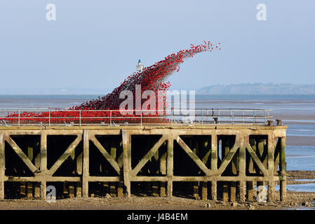 Poppies Wave, qui fait partie de l'installation d'art Blood Swept Lands and Seas of Red à l'extrémité de Barge Pier, Shoeburyness avec l'estuaire de la Tamise et Copyspace Banque D'Images