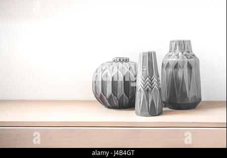 Vases en porcelaine fait d'arbres dans un salon lumineux sur une tablette en bois sur Banque D'Images