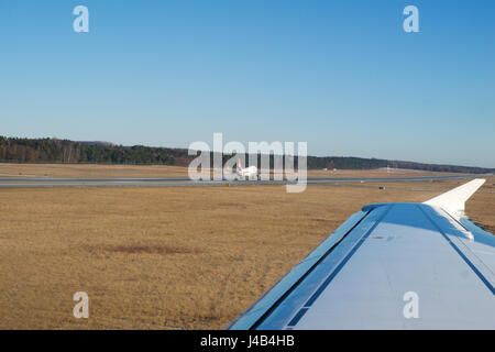 NUREMBERG, ALLEMAGNE - JAN 20th, 2017 : fenêtre d'avions vue sur le tarmac de l'aéroport de Nuremberg, l'Airbus A320 Air Berlin est l'atterrissage dans l'arrière-plan Banque D'Images