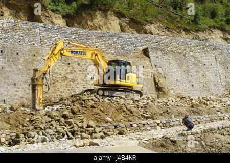 Komatsu excavateur hydraulique au travail à nayapul, Népal. Banque D'Images
