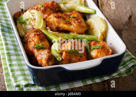 Poulet délicieux préparés avec le fenouil bulbes dans un plat allant au four, gros plan sur une table horizontale. Banque D'Images