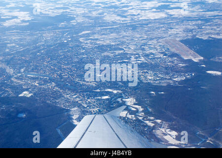 NUREMBERG, ALLEMAGNE - JAN 20th, 2017 : voir à travers la fenêtre d'avions à réaction sur aile, wingview sur la neige couverts ville de Nuremberg en Bavière, dans l'arrière-plan Banque D'Images